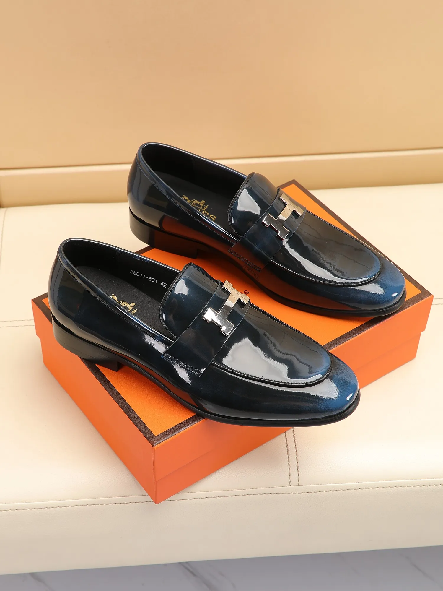 Factory price 460💶[HERMES] (cowhide lining)🍀Italian top luxury🍀He does not pursue novel styles and gorgeous colors, but attracts the favor of successful men with his flawless, elegant and classic style! This very, very comfortable, simple and stable style makes it easy to match any style! The pattern is absolutely 1:1 refined from the original case, and we strive for excellence in materials, imported cowhide + cowhide lining💪💪💪extraordinary texture👍! .Code number: 39 to 44 (38.4546 customized)
